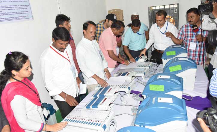 Download Mock polling conducted to clear the air on EVMs in Bhongir