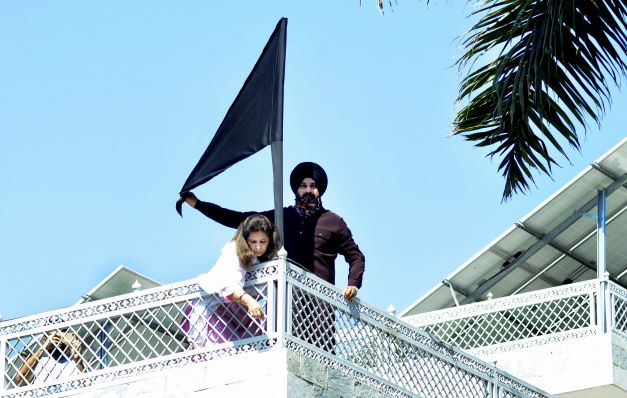 Navjot Singh Sidhu hoists black flag at his house in support of protesting farmers