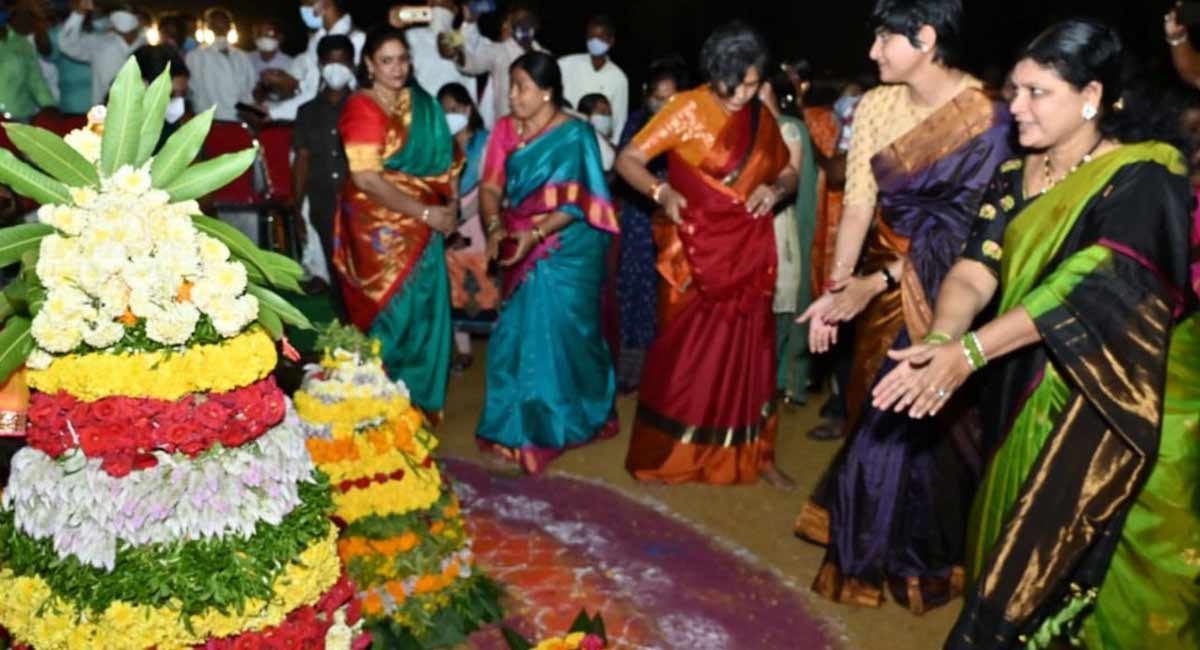 Bathukamma celebrations around historic stepwell in Narayanpet
