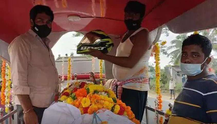 Khammam: Mourning father gives message on helmets during son’s funeral