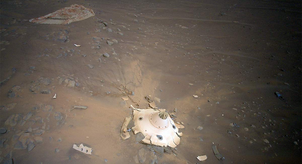 Helicóptero de la NASA captura los restos del aterrizaje del rover Perseverance en Marte