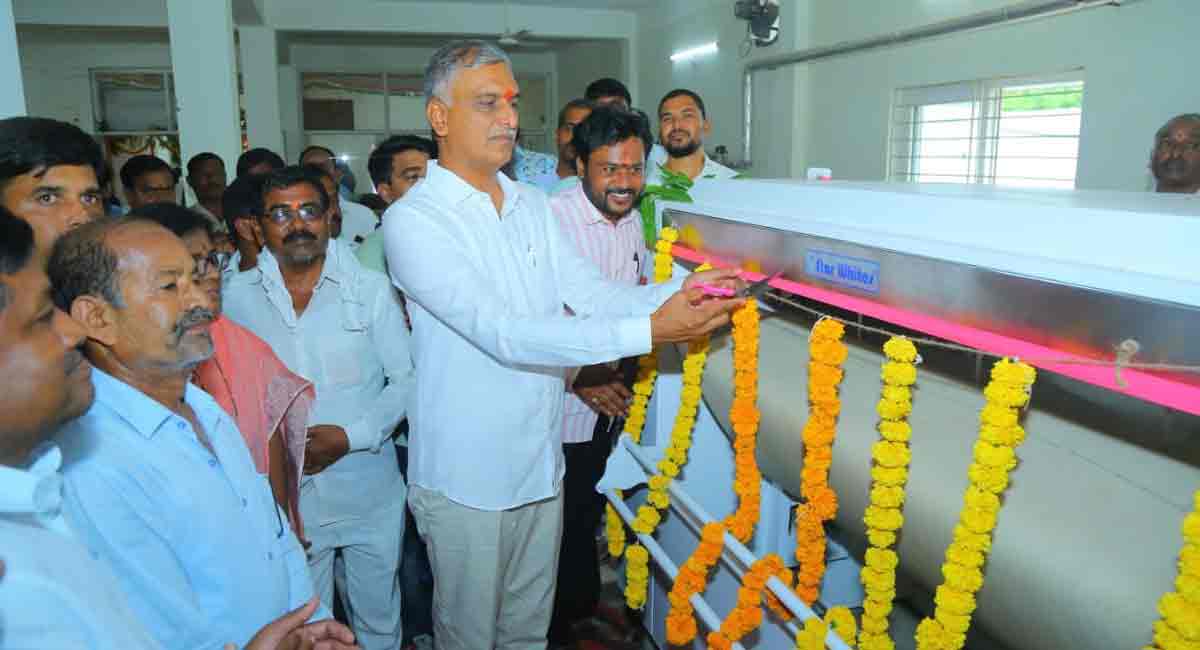 Siddipet: Harish Rao inaugurates rolling machine at dhobi ghat