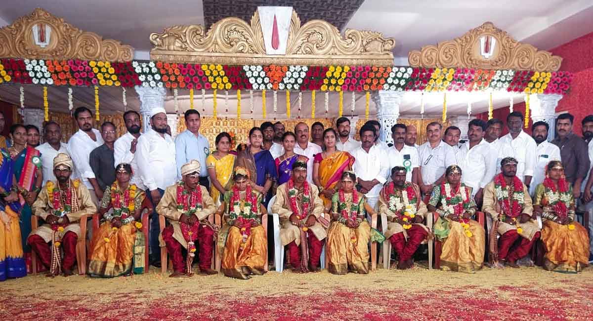 Hathnoora Mahila Samakhya performs mass marriages in Sangareddy