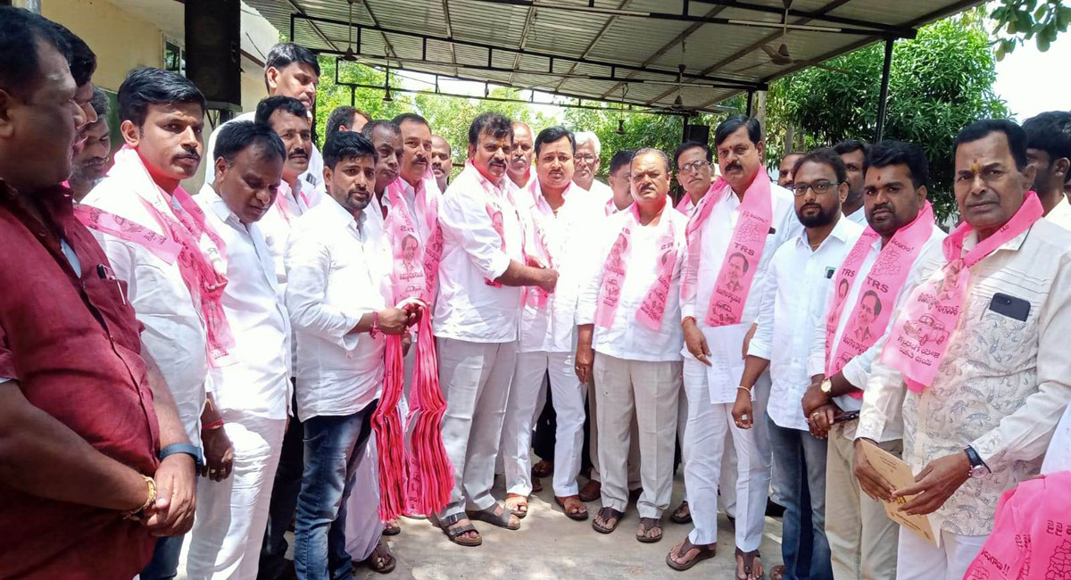 Congress party workers join TRS in Andole