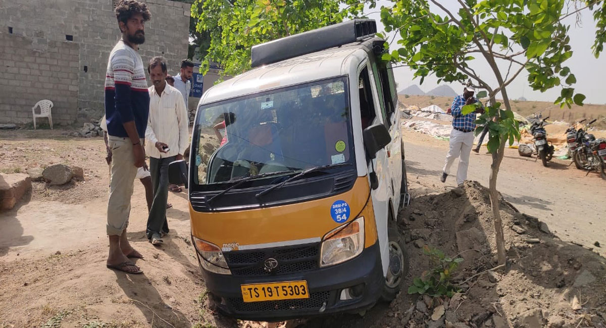 20 SSC students receive minor injuries in road mishap in Dharmaram