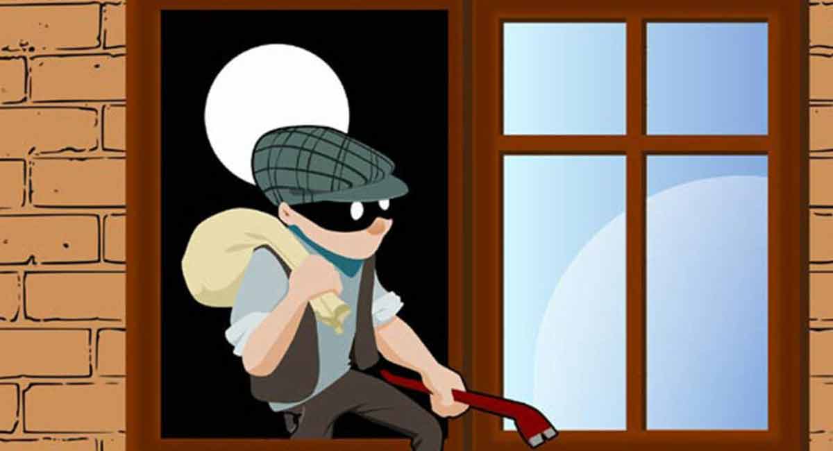 Burglars loot Rs 1 crore from bank in J-K’s Kathua, security guard detained