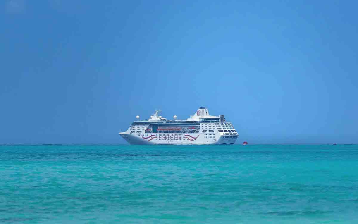 Enjoy a luxurious cruise on Bay of Bengal