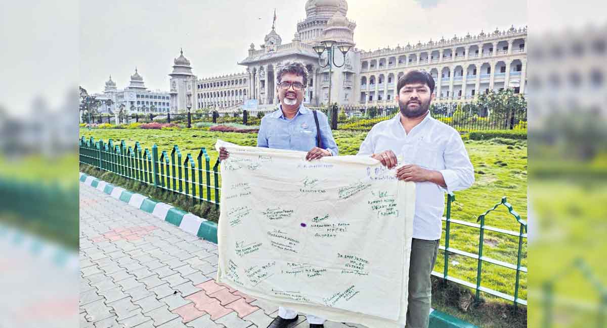 Signature campaign against GST on handlooms