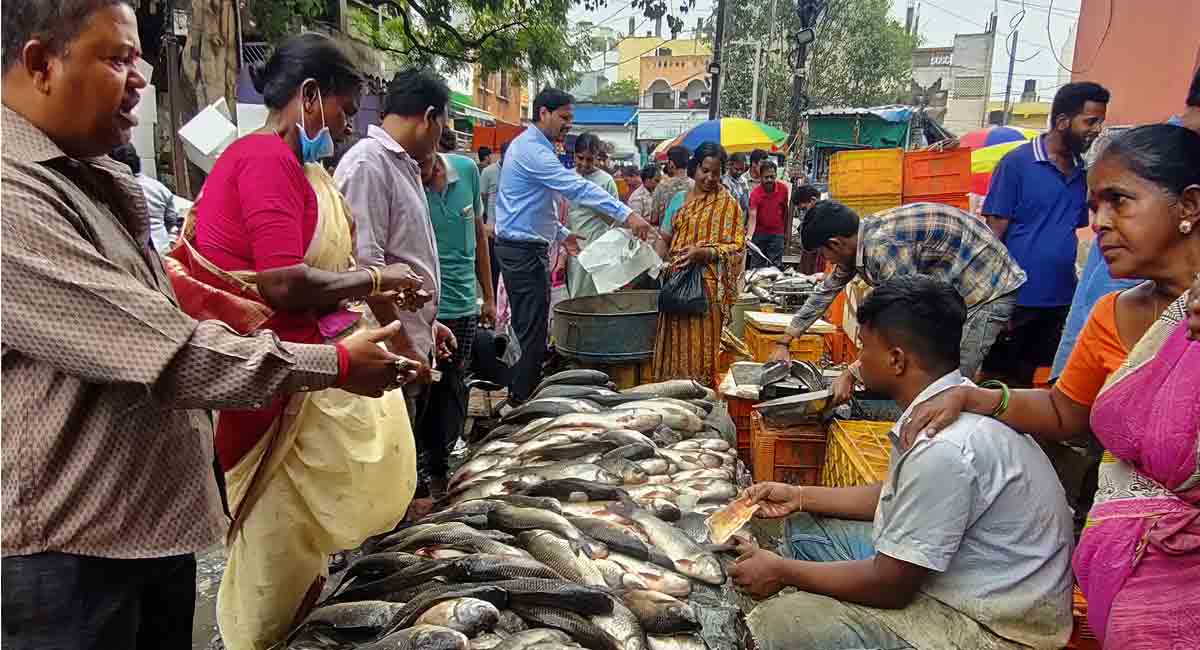 Hyderabad People throng fish markets on Mrigasira Karthi