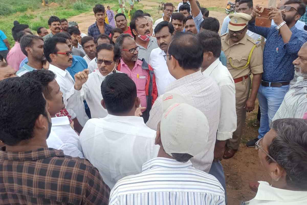 Villagers obstruct SCCL opencast mine expansion work at Yellandu