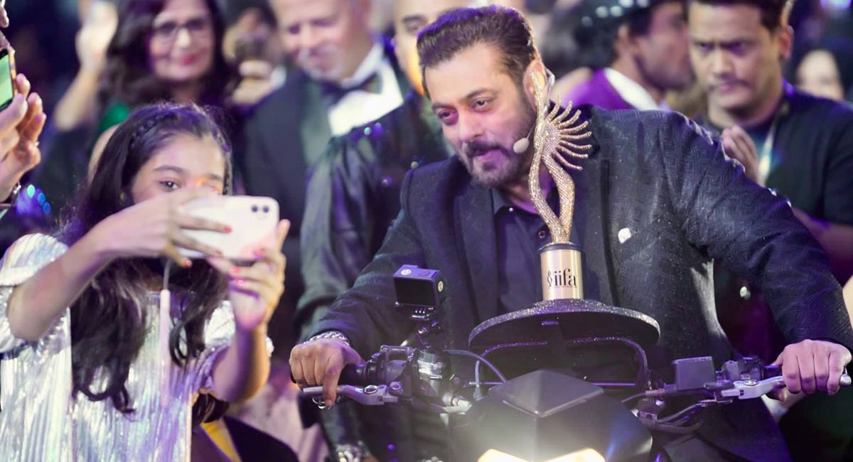 Salman Khan gives shout out to Shah Rukh at IIFA: Our ‘Pathaan’ and ‘Jawan’ is ready
