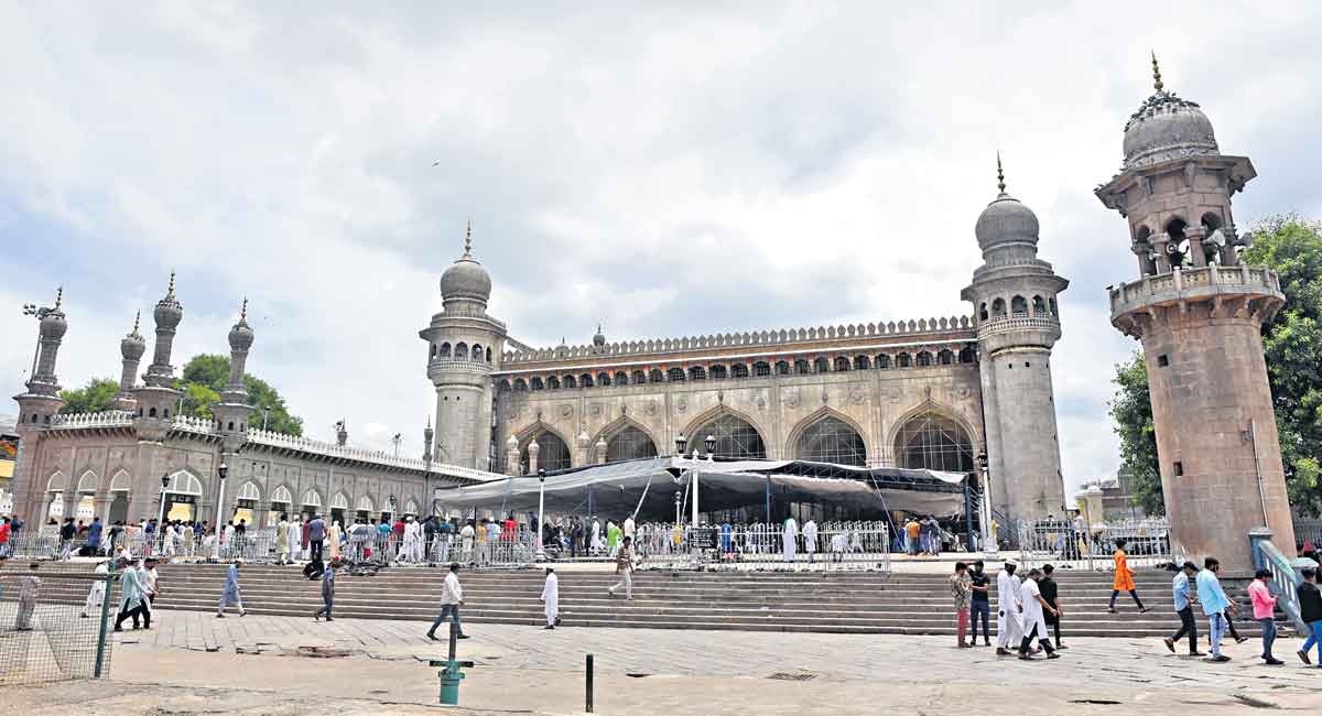 Hyderabad: Lack of expert hands delays Mecca Masjid works